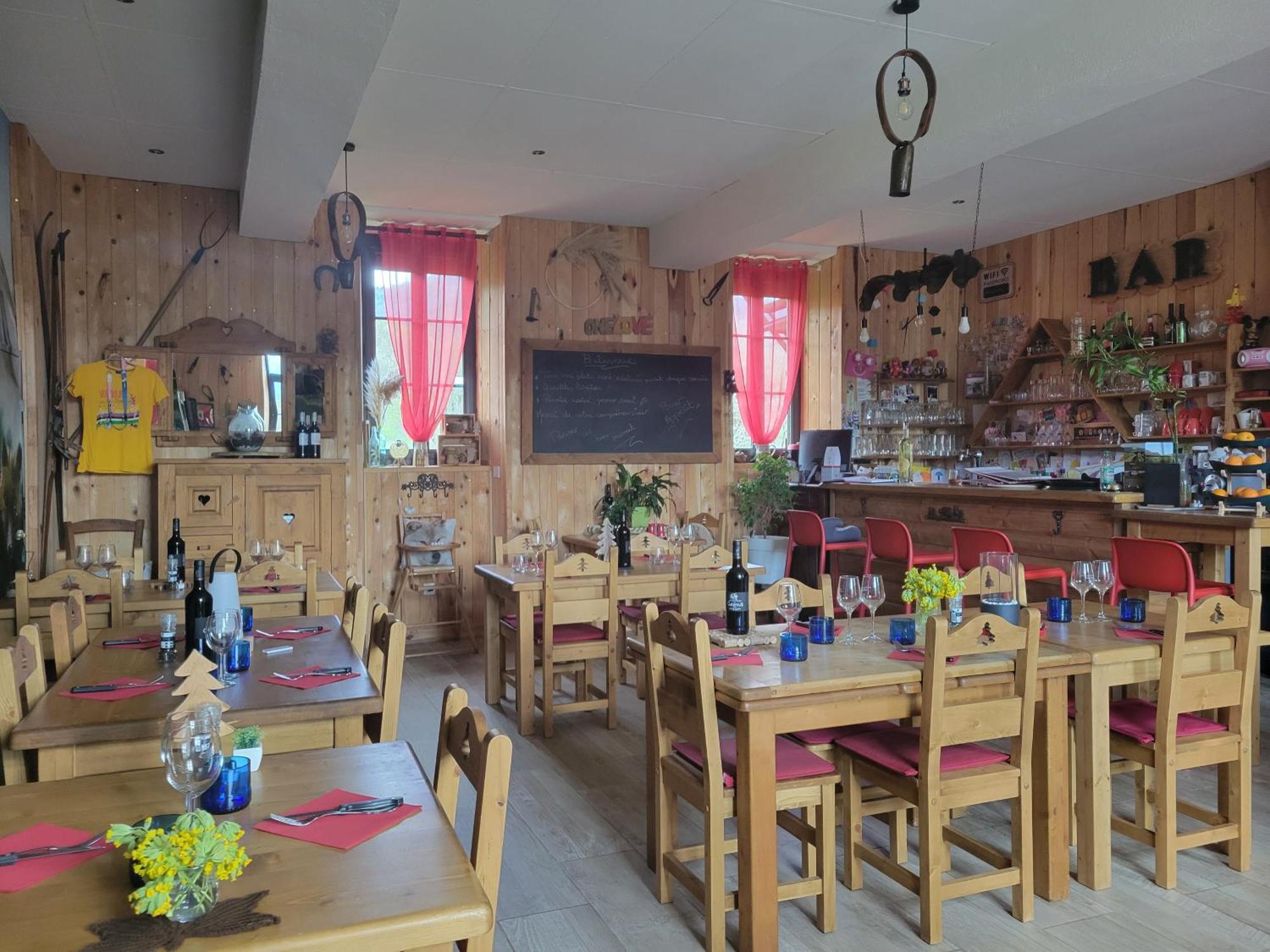 Le Sapin Rouge - Restaurant - Bar - Chambres D'Hotes Artigues  Dış mekan fotoğraf
